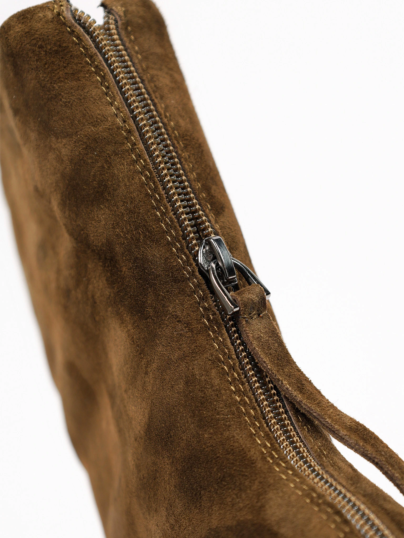 Полусапоги оливкового цвета на низком широком каблуке